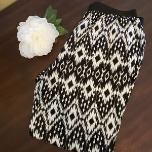 Black and white print elastic waist pants